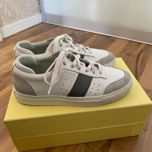 Arigato skor - Säljer mina arigato skor som är sparsamt använda. Väldigt bra skick och jättefina, perfekta sommarskor💕💕frakt tillkommer