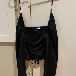 H&M strl S - Fin tröja med snöre framtill från H&M i storlek S. Flitigt använd och kommer vara super fin till sommaren!😍