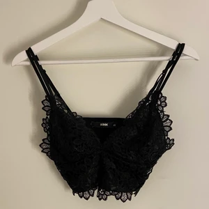 festtopp - super snygg spets topp ifrån bikbok, endast använd en gång!!hör av er för fler bilder, passform osv☺️