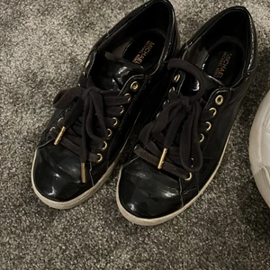 Michael kors skor  - Jätte fina skor som absolut går och gör renare lm man vill. Dom är andvända och lite krisade där fram men anars inget fel på dom.