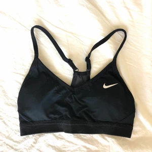 Nike sportbh - Säljer denna perfekta nike sport-bh som är i storlek XS och svart! Sitter så skönt och passar till allt, en riktig måste! Superbra skick🖤