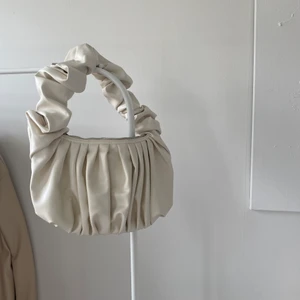 Ny cool väska - Säljer min fina väska från ASOS då den tyvärr aldrig kommit till användning🥰 Den är i den perfekta benvita färgern med scrunchiga detaljer🤩