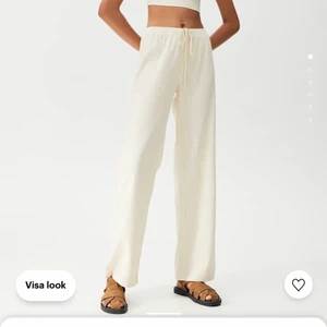Linne byxor - Säljer helt nya oanvända linnebyxor från pull & bear med etiketten kvar. Säljer dem pga att storleken var för liten på mig. Även slut i deras lager