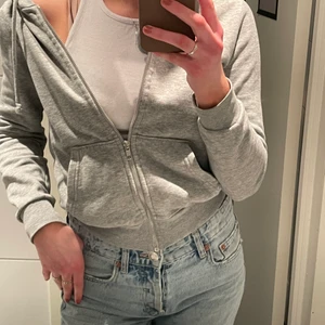 Grå hoodie - Säljer denna gråa zip hoodien då den inte kommer till användning 💞 fint skick, frakt tillkommer skriv för mer information💫💫