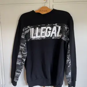 Sweatshirt av märket House köpt i Polen. Använd 2-3 gånger. Tryck där det står Illegal och deltaljer i grå kamouflage. Storlek XL