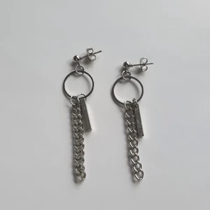 Silvriga örhängen - Säljer dessa örhängen då de knappt har blivit använda. Jag rengör och spritar alla smycken innan de paketeras, de pakas även med bubbelplast. Det är pris + frakt.