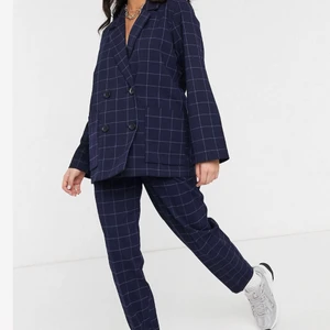 Rutigt set - Kavaj och byxor, slutsålt från Monki! Bra skick. Kavaj i stl xxs men den är oversized( passar xxs-m). Byxor är i 36