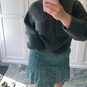 Grön blommig kjol - Super fin somrig kjol med volang längst ner. Passar nog S-M, pris kan diskuteras.