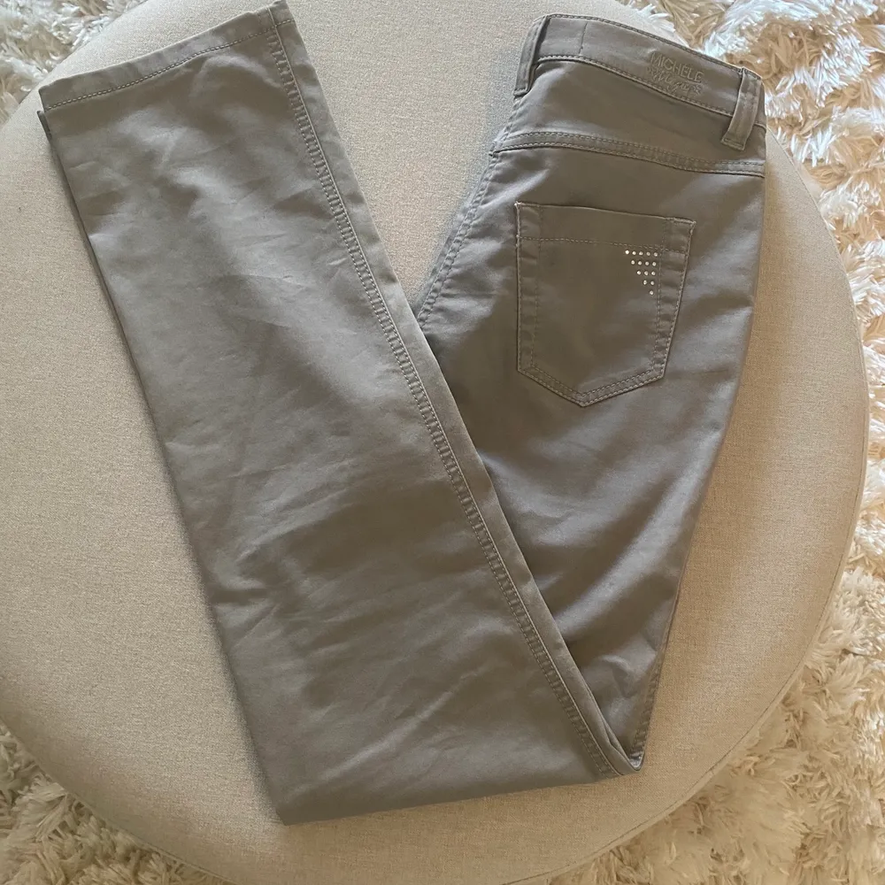 Såå snygga och otroligt sköna Michéle Magic jeans i rak passform och grå färg. Aldrig använda, då de tyvärr är för små. Är low/midwaisted. Kan mötas upp i Sthlm, annars står köparen för frakten 💕. Jeans & Byxor.