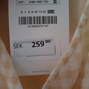 Klänning från Zara  - Hej! Jag säljer en klänning. Jag har köpt den i Zara jag har aldrig haft på mig den för att jag har glömt att jag har köpt den och när jag väl skulle tå på mig den var den för liten. Jag har storlek L så jag kan gissa att det är storlek M Jag säljer den för original priset för att den var aldrig använt. Ha en trevlig dag☺️