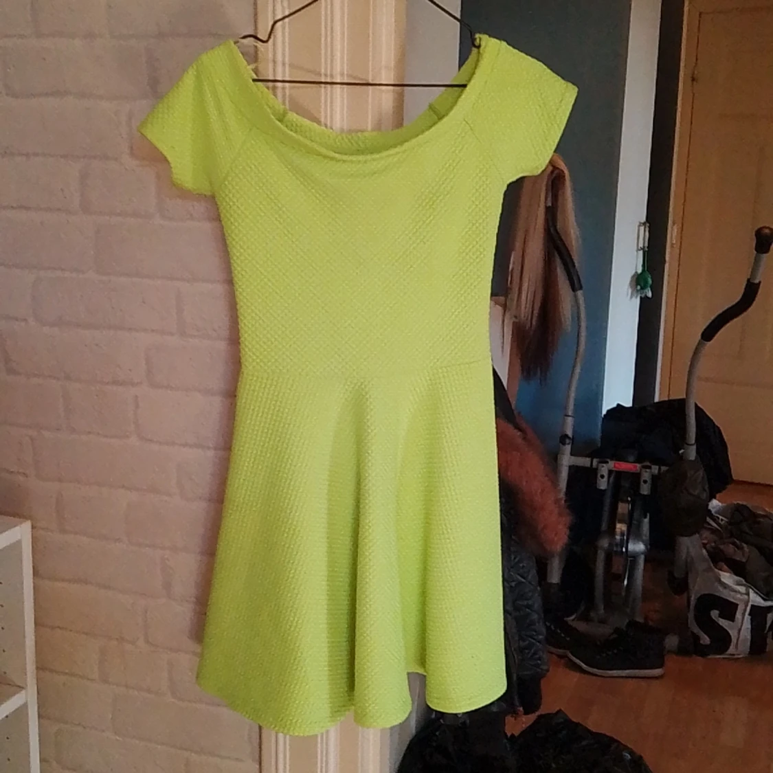 Oanvänd neon tennis klänning  - 90