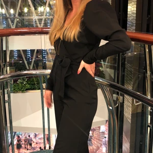 Svart byxdress strl 36 - Snygg svart byxdress från NAKD i strl 36 med knytning i midjan och puffärmar. Endast använd en gång så som ny🖤🖤