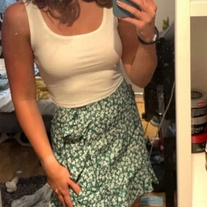 Fina toppar  - Två linnen som ej är använda. Köp båda direkt för 50kr. I storlek xs men är töjbara 