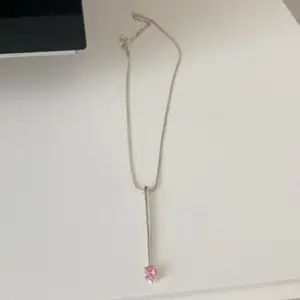 Gulligt helt nytt halsband med en rosa sten, men kommer tyvärr inte komma till användning av mig💕