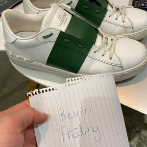 Valentino Garavani Open Sneaker - Otroligt fint skick 8,5/10.  Kommer med diverse tillbehör dvs box kvitto dustbags. Storlek 42 passar upp till 43 grymma skor inför sommaren!