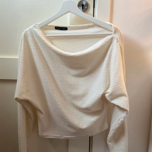 Shein topp (NY) - Helt oanvänd tröja med ”neddragen” axel på ena sidan. 