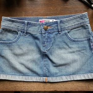 jeans kjol - super söt mini jeans kjol från billabong! Storlek 8 och 38cm rakt över midjan! Köpt secondhand men passar ej mig så säljer vidare:) 