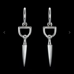 Maria nilsdotter - Någon som har första örhänget som vill byta mot det på andra bilden?? Är då intresserad av att byta andra örhänget mot första! Eller om någon vill köpa andra för 2000kr🥰🥰