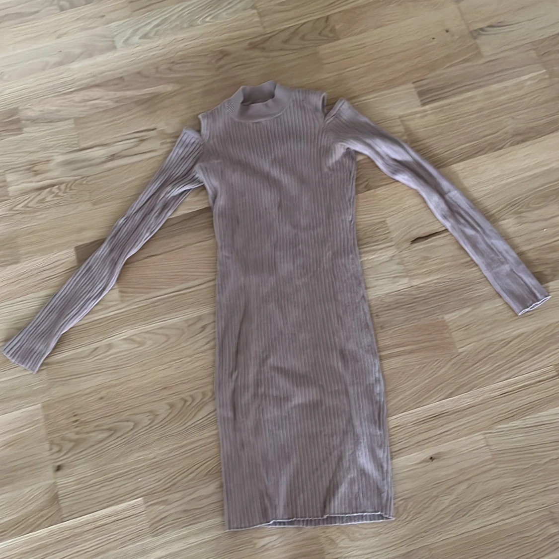 Klänning storlek 6 (S)