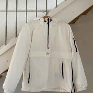 Vindjacka  - Säljer Unisex vindjacka. Knappt använd då den är för stor och lång för mig. Passar perfekt för det lite blåsiga kalla vädret nu
