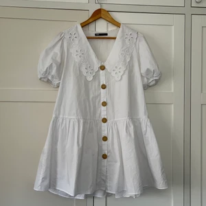 Vit zara klänning - Jättegullig klänning från zara i storlek XS, använt typ en gång på midsommar, köparen betalar frakten. ❤️ (skicka dm för fler bilder)