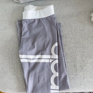 AIMN tights  - Ljusgråa AIMN tights, för små för mig så bara använt 1 gång. Sitter dock så snyggt på kroppen. Strl XS, nypris 699:- och slutsålda 