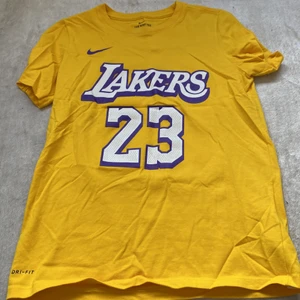 LAKERS 23 t-shirt - En LAKERS 23 t-shirt från LAKERS studio i usa priser kan diskuteras 