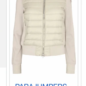Parajumper jacka  - En fin parajumper jacka, cardigan ej använd mkt köptes förra månaden för ca 3000 kr kan skicka fler bilder vid intresse❤️beige färg ? Passar xs-s