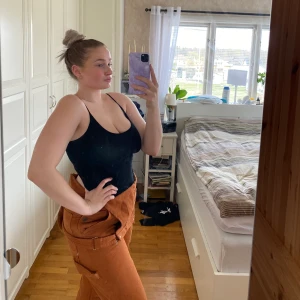 Hängselbyxor storlek M - Säljer dessa snygga hängselbyxor i storlek m, går att stylea på så många olika sätt, färgen är orange/koppar/brun 