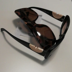 2 fräcka nya solglasögon  - 1 par bruna 1 par svarta solglasögon, helt nya! Uv 400 