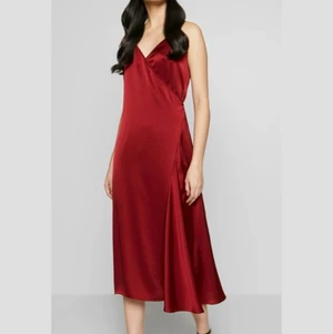 Balklänning från Filippa K  - En röd satinklänning från Filippa K. Använd endast en gång på en bal. Köptes för 3500kr i butik. Går ner till anken på mig som är 1,60. 