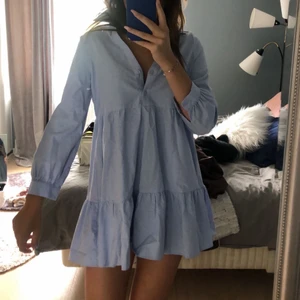 Klänning - Köpt förra sommaren och aldrig använt, jättefin till sommaren. Från zara💕 möts upp i Vällingby annars står köparen för frakten