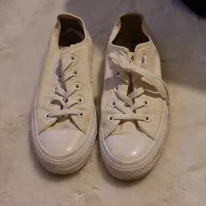 Converse vita - Bra skick behöver bara tvättas. Köparen står för frakt.