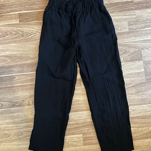 Linnebyxor  - Trendiga linnebyxor i svart som är köpta från HM förra sommaren i storlek S. Inga defekter eller liknande på byxorna. Säljer de eftersom de inte kommer till användning. Kan mötas upp eller så står köparen för frakten. Pris går att diskuteras.