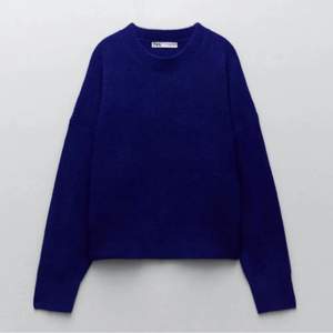 Populär mörkblå stickad tröja från zara💙 super fin och nästan aldrig använd💙 Det är en storlek S men passar M lika bra💙 Köparen står för frakten💞💞