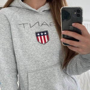 Gant hoodie - Gant hoodie i storlek 176, skulle säga att den sitter som en xs/s, jag har S i vanliga fall i toppar. Skicka privat vid frågor eller intresse!🤍