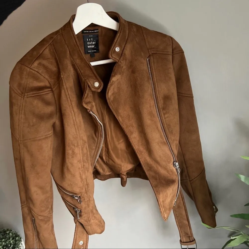 Jätte snygg brun mocka jacka i storlek S. Använd endast 1 gång, skicket är som helt nytt!! Från Zara. Köparen står för frakten.. Jackor.