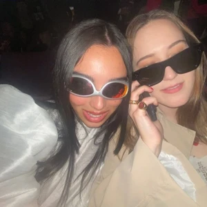 Glasögon  - Fönderar på att sälja mina super snygga solglasögon, fint skick och knappt använda av mig! ❤️💥 Intresse koll!            Först bilden är lånad med ett par liknande!! 