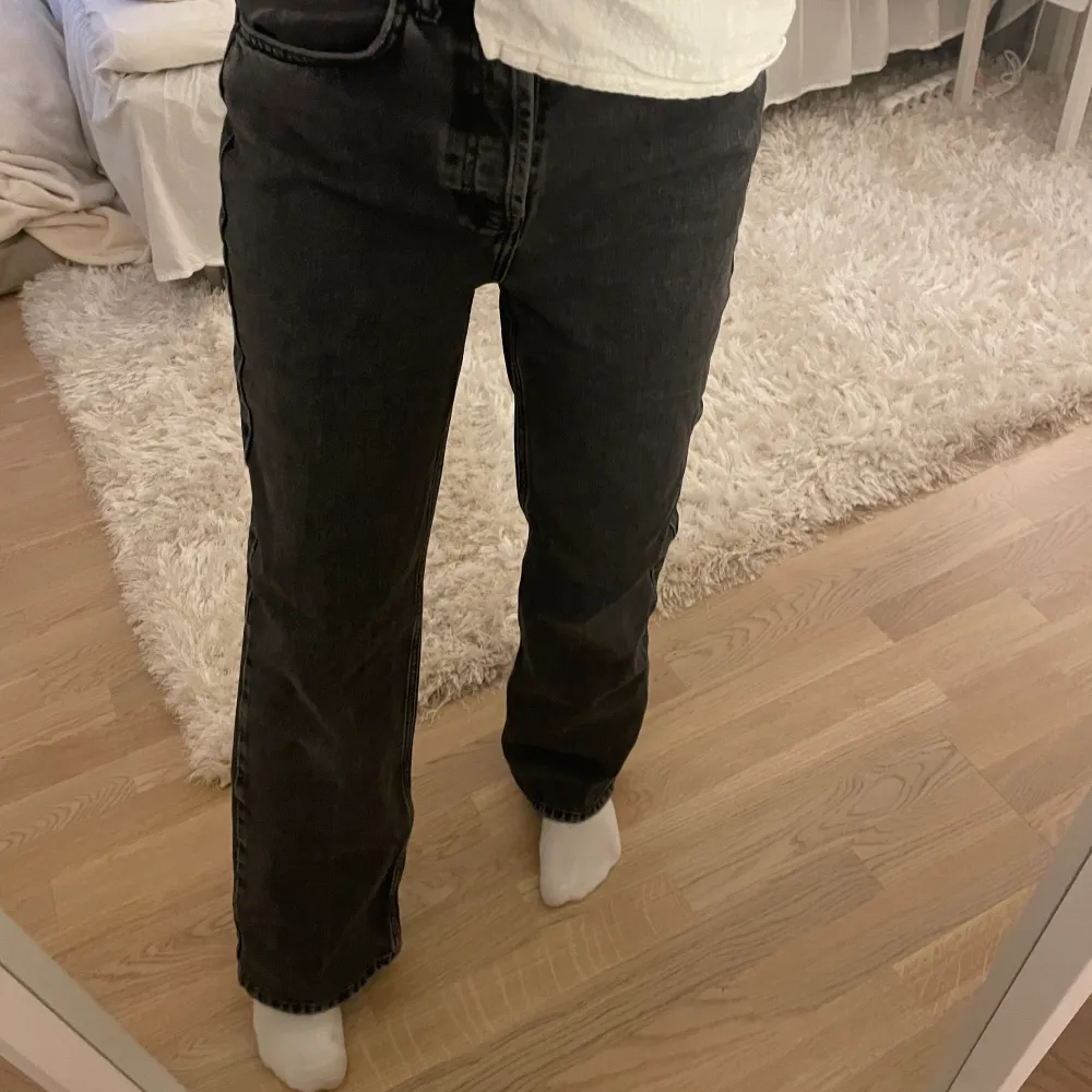 Säljer dessa super fina jeans, gråa och raka. Köpta i London! Uppskattar storlek som s. Jeans & Byxor.