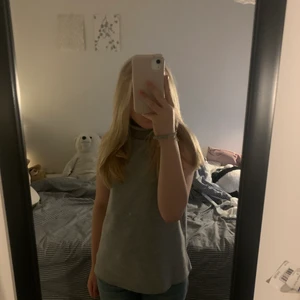 Stickad linne/blus från zara💞 - Köptes i vintras kom aldrig till andväning, från Zara och är storlek M men skulle säga säga att den passar som S lika väl. Nypris 350🥰