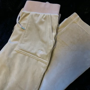 Beiga Juciy Byxor  - Säljer mina Beiga Juciy Couture byxor som är använda enstaka gånger. Som nya! Säljer pågrund av att jag ej använder de. Storlek M passar mig i längden bra som är 178cm. Köpta för 1000kr säljer för 700kr + 80kr spårbar frakt!💕 Fler bilder efter förfrågan!❤️