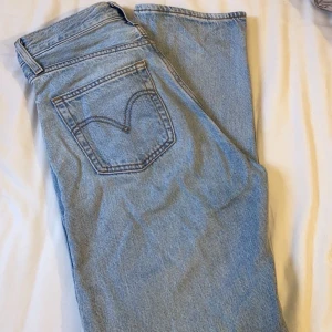 Levis straight ribcage jeans - Raka Levis jeans, passar inte mig längre dem är i bra skick och använda fåtal gånger. Storlek 26 skulle säga att dem är xs/s. Jag är 159 cm och dem går ner till min häl. Köpta för 1200kr säljer för 700 kr, priset går att diskutera vid snabb affär. Skriv privat för mer bilder! Köparen står för frakt 📦💓