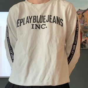 Tröja  - Väldigt snygg tröja som är i bra skick. Köparen står för frakt 