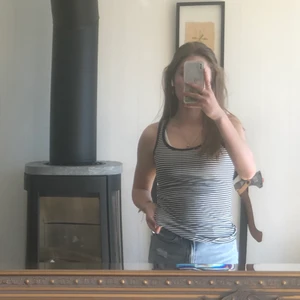 Randigt linne - Svart och vitt randigt linne, jätte mjuk och skön i storlek M, 35kr + frakt🤍