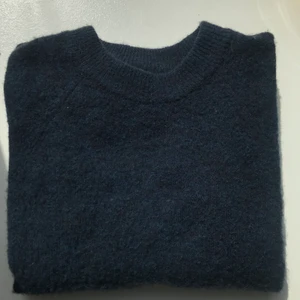 Stickad ulltröja  - Stickad mörkblå ulltröja i 32% alpacka, 32% merino ylle, 30% polyamid och 6% elastan. Superfin till sommaren över klänning eller bara till finare byxor eller jeans💕