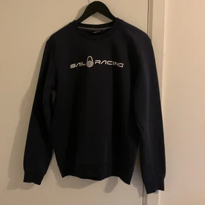 Sail Racing Tröja Storlek M - Mörkblå Sail Racing tröja som är liten i passformen. 