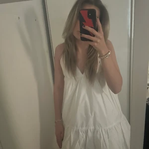 Två klänningar - Säljer dessa två klänningar, en svart och em vit. Köp båda för 350kr, köp EN för 175kr✨✨✨👊💕Budgivningen är för båda klänningarna och startpris 350kr