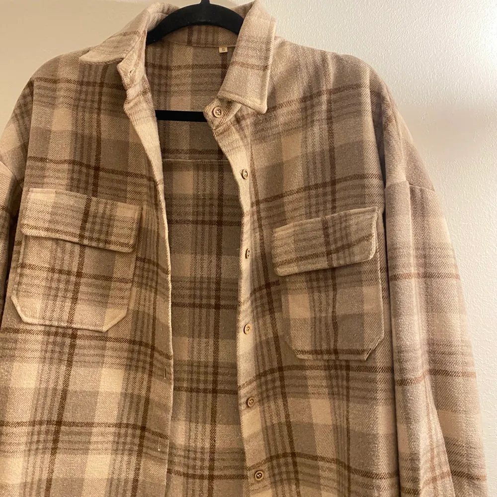 Jag säljer en skjortjacka som köptes från SHEIN. Denna jacka har använts några fåtal ggr. Storleken på jackan är S men passar perfekt till en som bär M. 😇. Jackor.