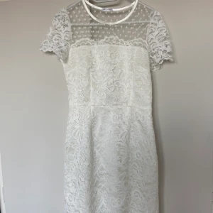 Oanvänd  Ida Sjöstedt Variety dress - Ida Sjöstedt Variety dress, Ivory, stl: 38. Som titeln säger är klänningen helt oanvänd. Nypris 2499 kr 