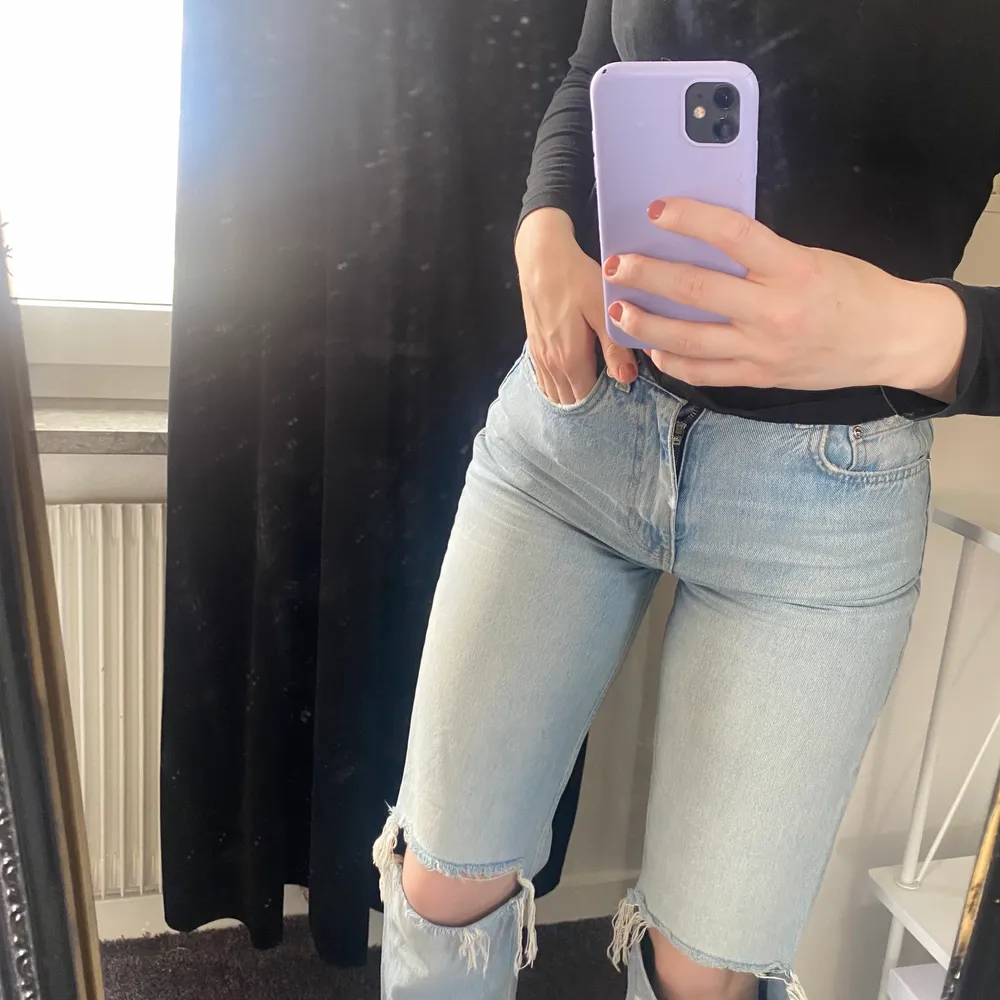 Säljer dessa jätte fina jeans från GinaTricot. Finns inga fel på dom, säljer pga att dom inte kommer till användning✨⭐️ //pris kan diskuteras . Jeans & Byxor.
